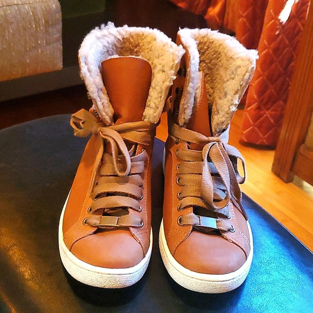 UGG, STARLYN Womens Bootie, Sherling Lined,Size 6, Euro 37, Excellent Condition!